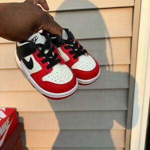 NIKE DUNK LOW (TDE)
SAIL/BLACK-BLACK-CHILE RED